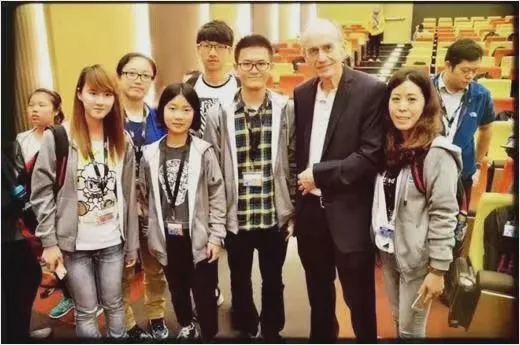 2013年诺奖获得者托马斯与成都铁中学子们合影