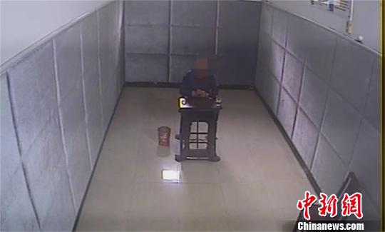 犯罪嫌疑人李某接受警方审讯 警方供图