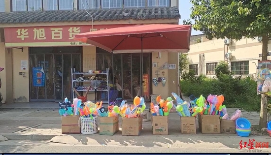 因毗邻黄龙溪 小区有人售卖耍水的玩具