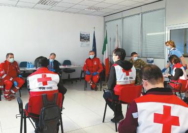 3月17日，在意大利帕多瓦，中国抗疫医疗专家组与当地医生、红十字会人员开会交流。 新华社发（秦小利摄）