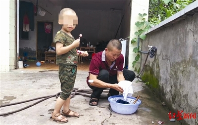 老王独自照顾“孙儿”小熊