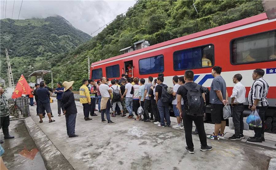 成都局集團公司利用軌道車轉運涼山州蘇雄鎮(zhèn)受困群眾。