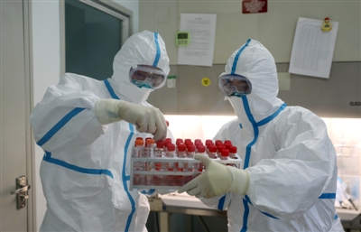 成都疾病预防控制中心微生物检验党支部成员正在进行病毒检验