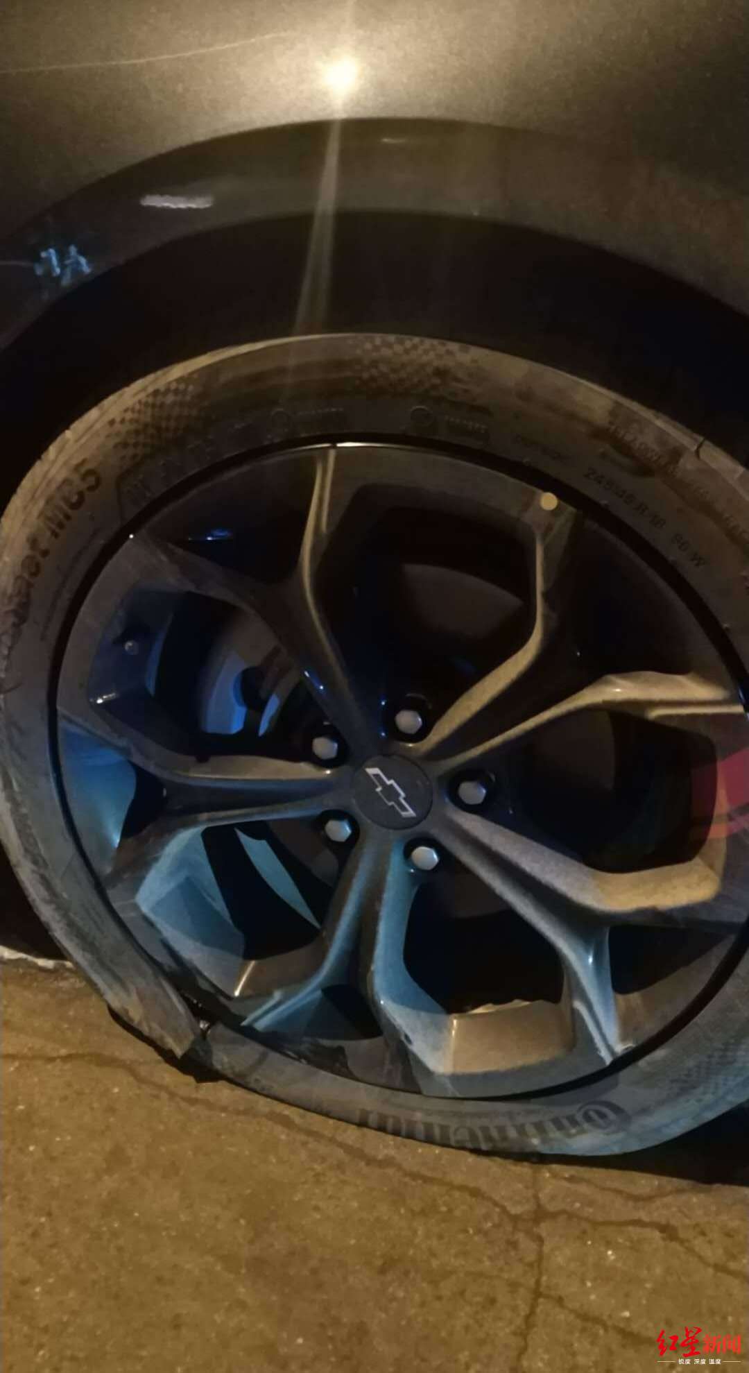 ↑左先生受损的车胎