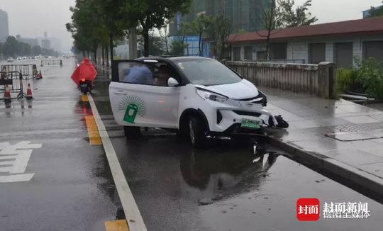 車子停路邊被撞