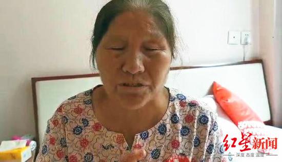 ↑說起現(xiàn)在還沒找到的兒女,李本蘭很難受