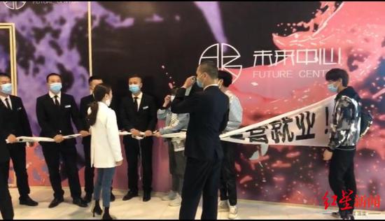 在打圍的店鋪門口, 文先生于物業方發生沖突