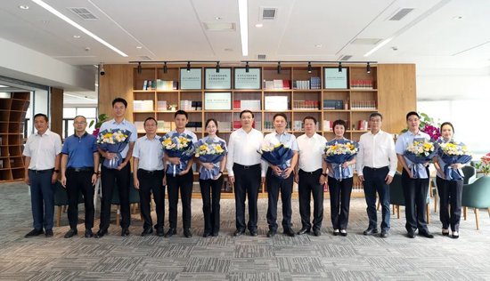 2023年9月8日,第39个教师节来临之际,成都市委副书记、市长王凤朝赴天府四中看望慰问教职员工。