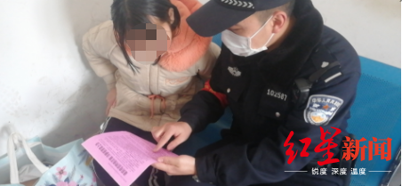 李西為小女孩講解網絡安全
