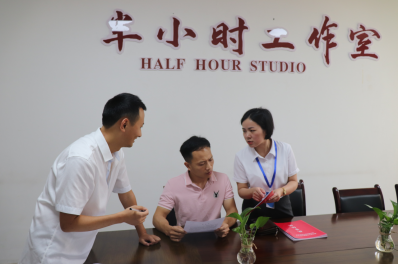 縣行政審批局開(kāi)設(shè)半小時(shí)工作室