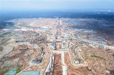 2018年8月18日,天府机场航站楼区域正在加紧建设中