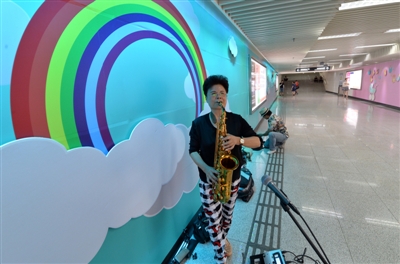 60多岁的李阿姨在省体育馆地铁站演出已有三年 摄影记者 陶轲