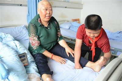 小辰为妈妈按摩脚趾