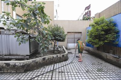 工作人员正在清洗之前养鸡区域的地面
