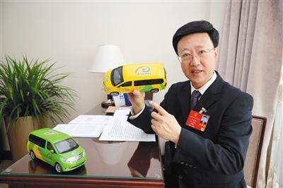 全國人大代表、四川省交通運輸廳廳長羅佳明介紹“金通工程”樣車。歐陽杰 攝