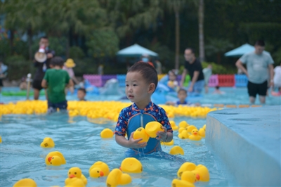 小朋友在成都海昌極地海洋公園玩耍 攝影記者 王勤
