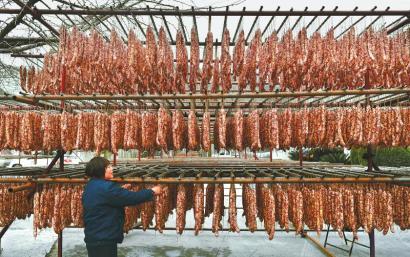 春节临近，北川县各大腊肉香肠加工厂的订单增加不少。 　　四川日报全媒体记者何海洋摄