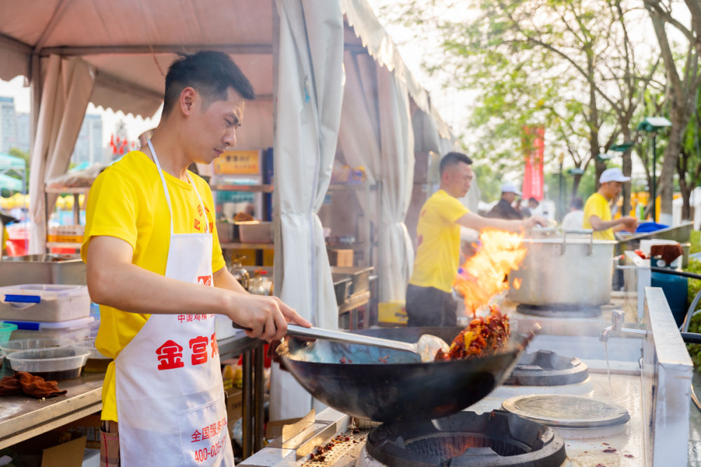雁江小龙虾炒制现场。（资阳市雁江区委宣传部供图）