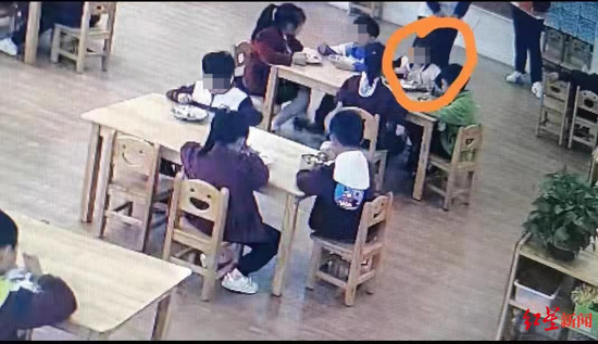 ↑厨房工作人员张某梅的儿子和同学一起用餐