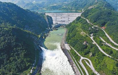 成都平原防洪屏障——紫坪鋪水庫開閘泄洪。 紫坪鋪水庫調度中心供圖(資料圖片)