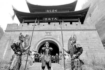剑门关景区推出的特色文化表演(剑阁县委宣传部供图)