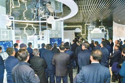11月19日,四川省党政代表团到国家大数据(贵州)综合试验区展示中心参观学习。 本报记者 欧阳杰 摄