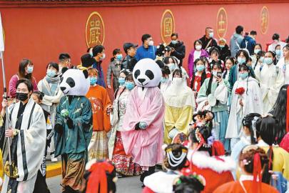 11月22日,来自全国各地的汉服爱好者相聚成都文殊坊,热闹的汉服巡游中充满了浓浓的成都元素。