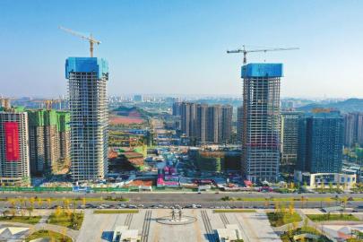 1月11日,建设中的临江新区未来新地标——两座设计高度均为238米的“双子塔”。 黎涛摄