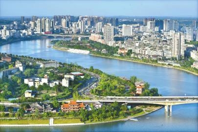 沱江流域共涉及四川7市29个县(市、区),图为沱江穿过内江市城区。王斌摄