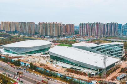 作为内江“十大社会事业惠民工程”之一的内江市体育中心项目,截至2020年11月底,已完成投资7.59亿元,占总投资额90.68%,目前进行装饰装修工程,力争今年“五一”前全面竣工投用。 唐广摄