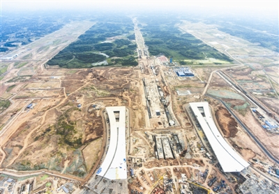 俯瞰成都天府国际机场航站楼和跑道一角(8月27日无人机拍摄)