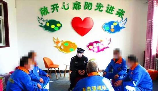 吴忠强制隔离戒毒所专业心理咨询师组织戒毒人员开展团体心理辅导。