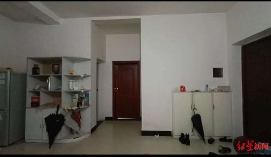 小姜母親曾居住的房間,小姜說不敢打開房門,怕熟悉的味道消失
