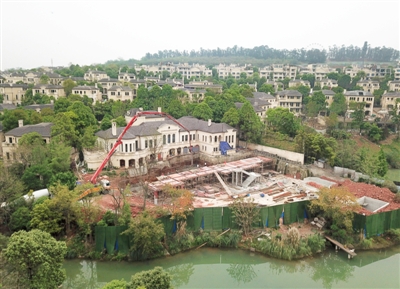 成都市新都区某别墅小区,不少业主对房屋进行私自改造
