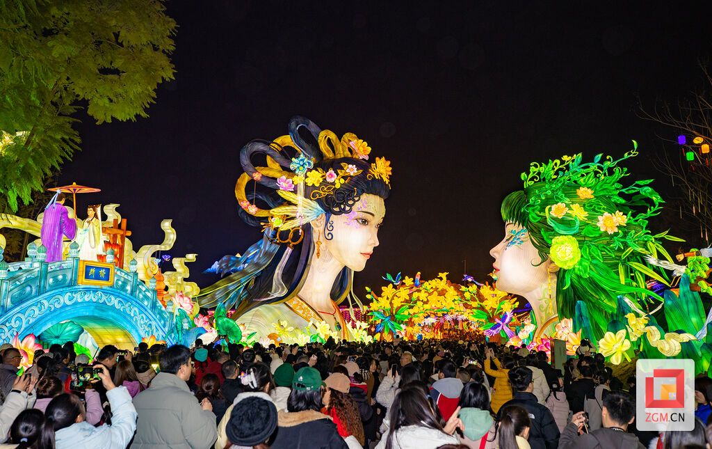 灯会现场游人如织 记者 叶卫东 摄