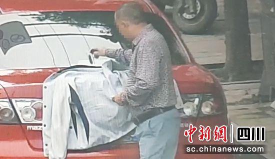 男子用外套遮擋車牌被查處(富順警方 供圖)