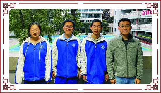 化学竞赛全国联赛一等奖获得者与教练刘宇翔老师(右一)合影