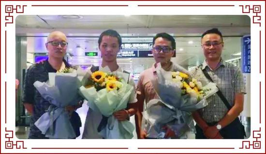 领导和教练为贾宏哲送考(左一:贾宏哲父亲,左二:贾宏哲,右二:崔连新教练,右一:熊冲校长助理)