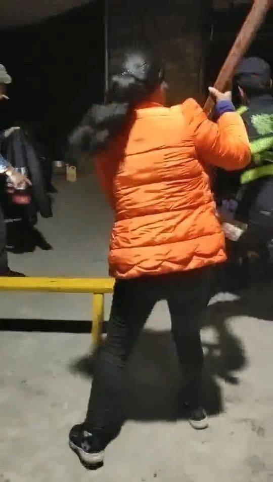 当事人袭警瞬间被围观市民拍下