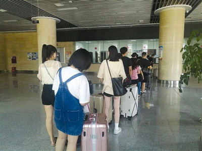 隆昌北站的汽车站售票大厅,旅客排队购票