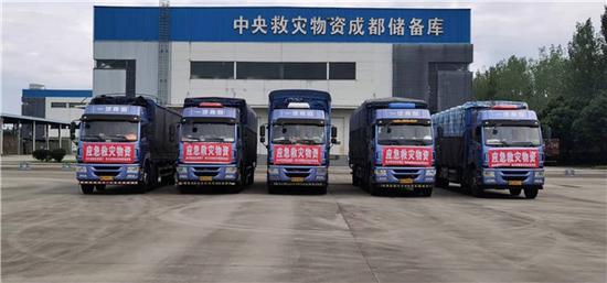 四川物资起运湖南灾区（省粮食和物资储备局供图）