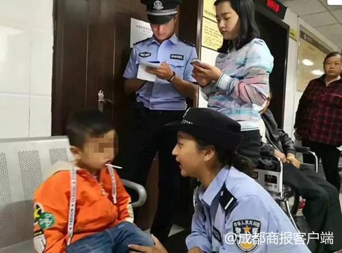 男子当街殴打老父亲，警方介入处理