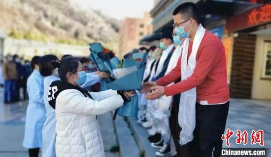 同事们给参与道孚抗疫返家的首批医护人员献上祝福的哈达和鲜花。　康巴传媒提供 摄