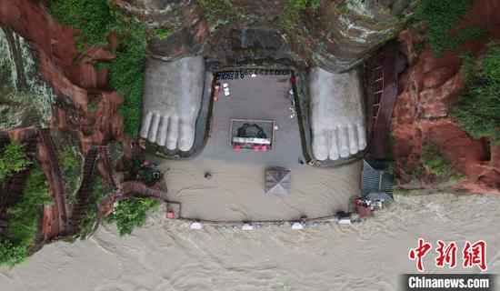 8月12日拍摄的乐山大佛佛脚平台开始进水被淹现场。　刘忠俊 摄