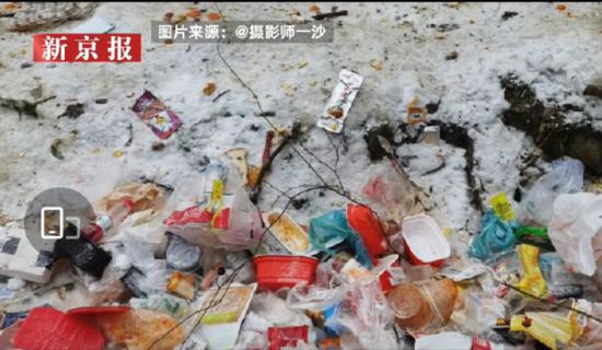 元旦過后,九峰山上垃圾遍地。來源:我們視頻截圖