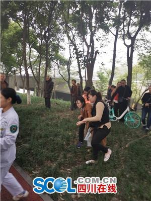 现场直击：两市民坠河遇险 市民冒死营救