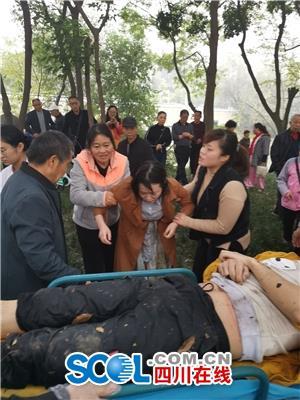 现场直击：两市民坠河遇险 市民冒死营救