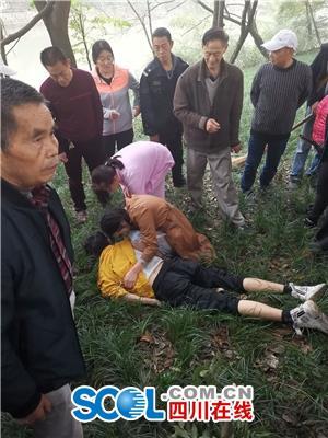 现场直击：两市民坠河遇险 市民冒死营救