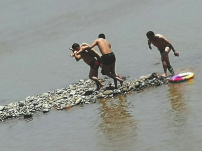 宜宾三村民8分钟生死营救 救回溺水男孩