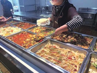仍用塑料盒打包的商家